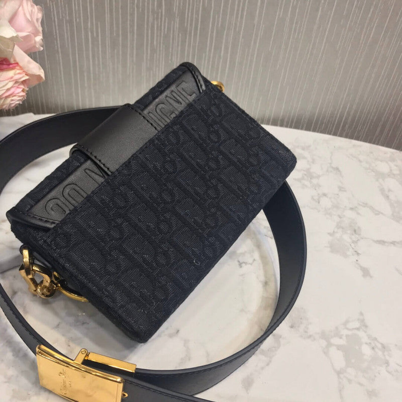 30 Montaigne Box Bag Oblique Jacquard M9204