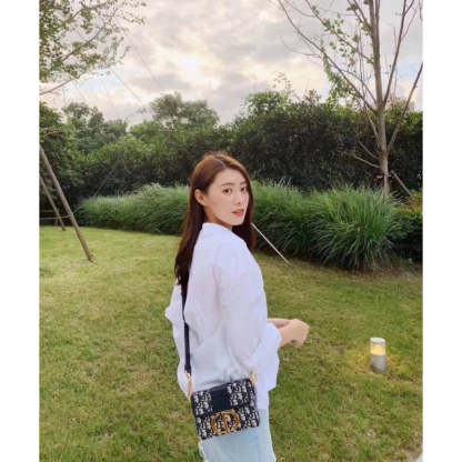 Oblique 30 Montaigne Box Bag M9204