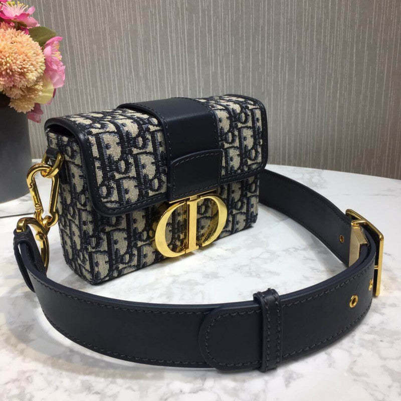 Oblique 30 Montaigne Box Bag M9204