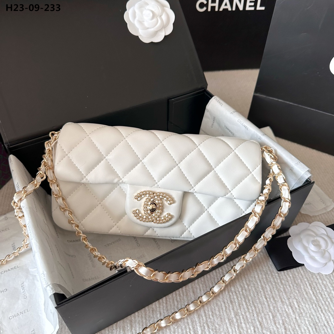 CC PEARL CLUTCH WITH CHAIN WHITE 25CM