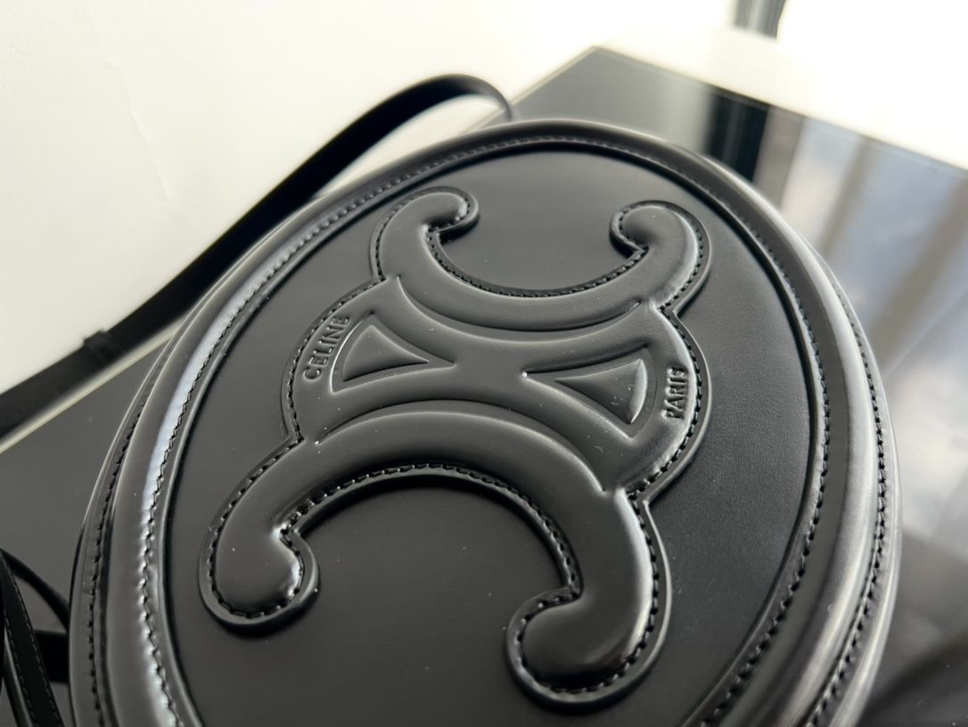 CE CROSSBODY OVAL PURSE CUIR TRIOMPHE IN SMOOTH CALFSKIN BLACK 10I703DPQ38NO