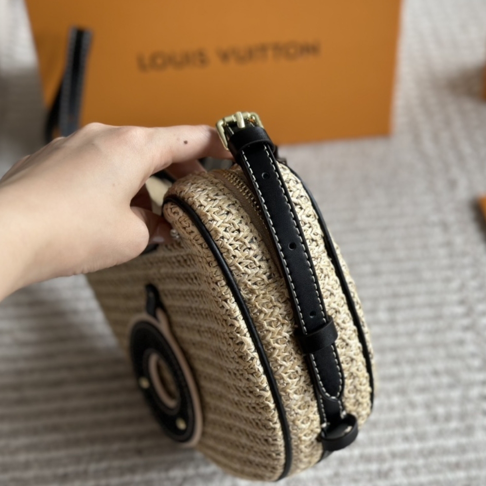 LV CROISSANT MM BLACK 26CM