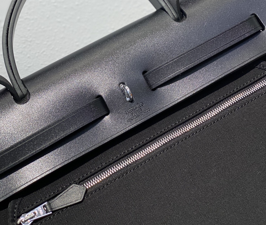 HM HERBAG ZIP 31 BAG PALLADIUM HARDWARE BLACK 31CM