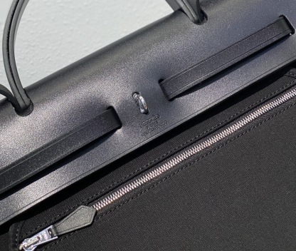 HM HERBAG ZIP 31 BAG PALLADIUM HARDWARE BLACK 31CM