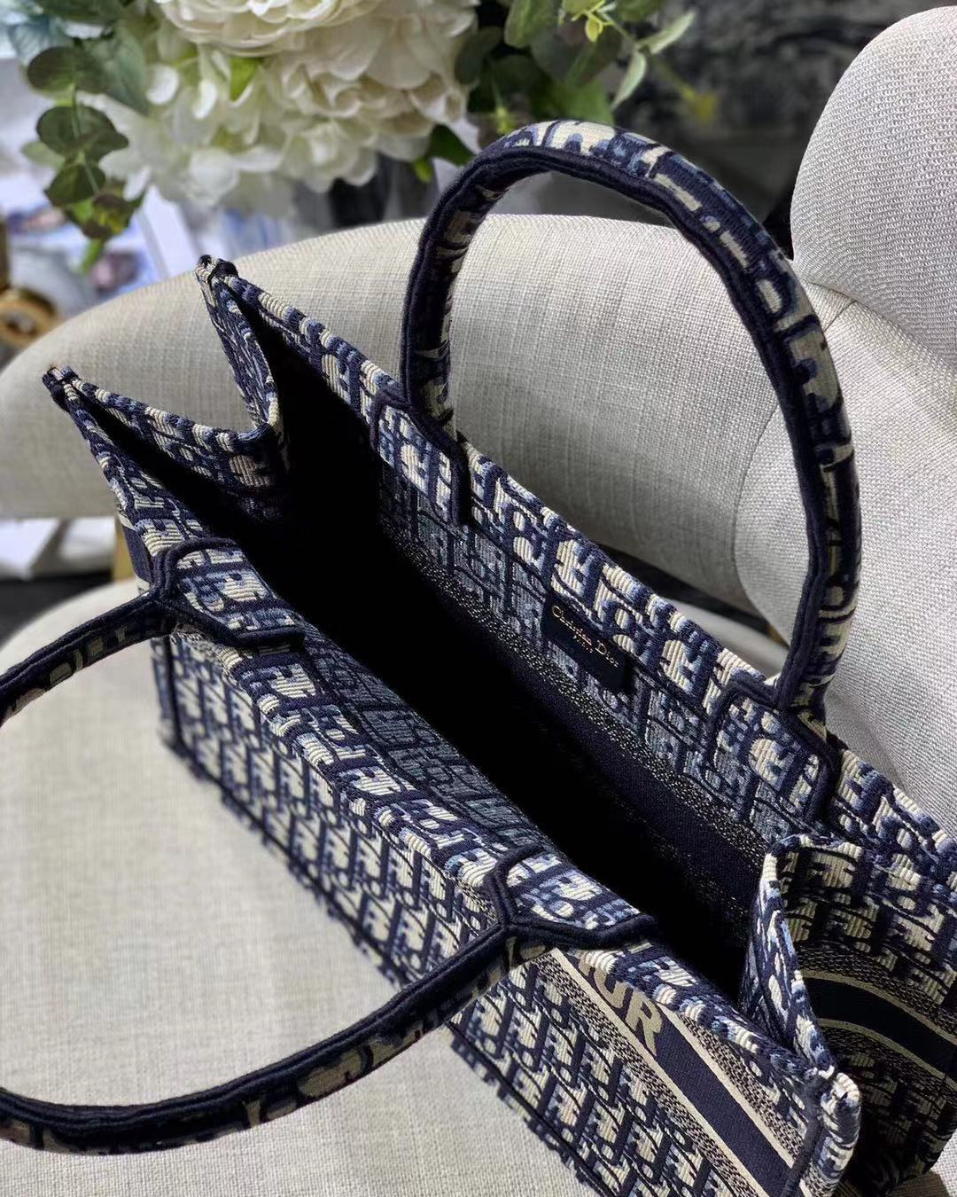 DOR MEDIUM BOOK TOTE BLUE DOR OBLIQUE EMBROIDERY 36CM M1296ZRIW M928