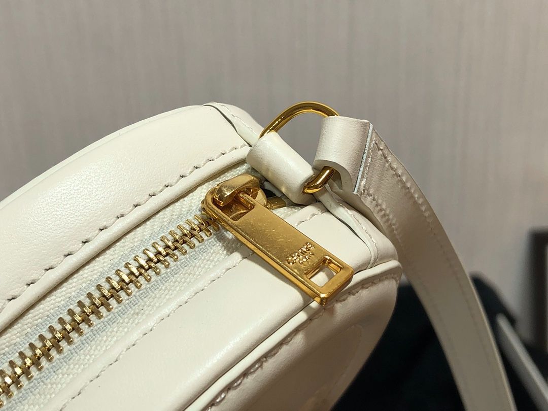 CE CROSSBODY OVAL PURSE CUIR TRIOMPHE IN SMOOTH CALFSKIN WHITE