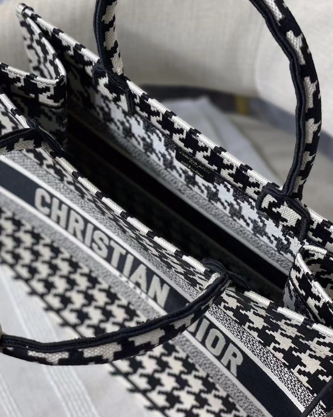 DOR PERSONALIZED MEDIUM BOOK TOTE BLACK MACRO HOUNDSTOOTH EMBROIDERY/ 36CM M1296ZTQT M911