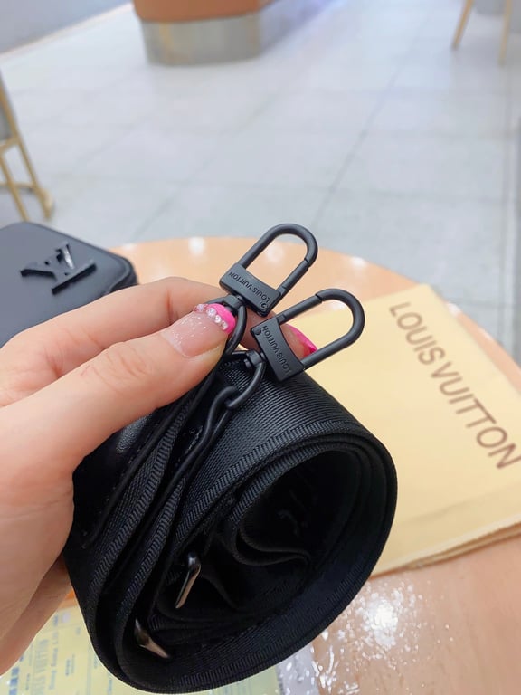 LUV ALPHA WEARABLE WALLET BLACK 18CM M59161