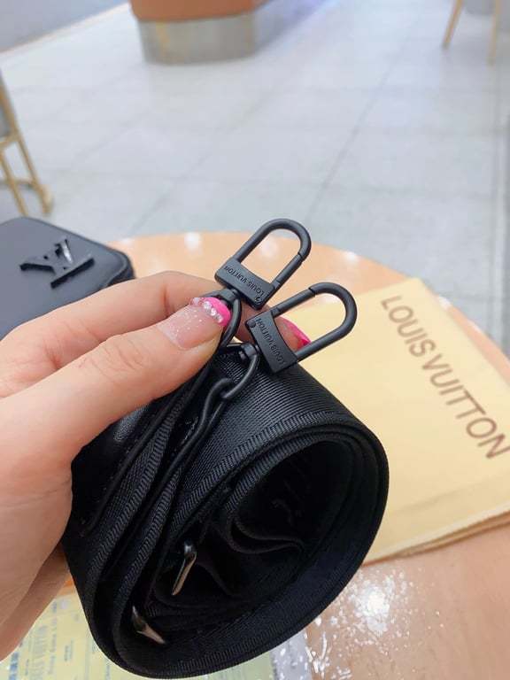 LUV ALPHA WEARABLE WALLET BLACK 18CM M59161