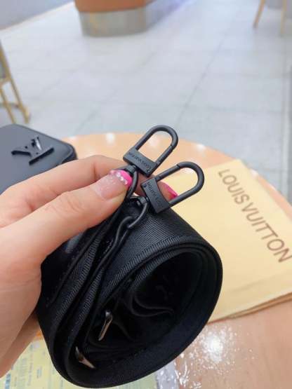 LUV ALPHA WEARABLE WALLET BLACK 18CM M59161