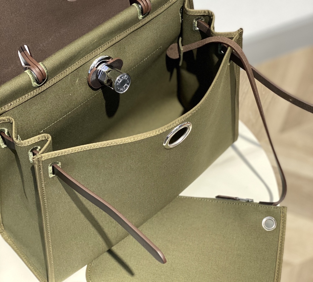 HM HERBAG ZIP 31 BAG PALLADIUM HARDWARE KHAKI 31CM