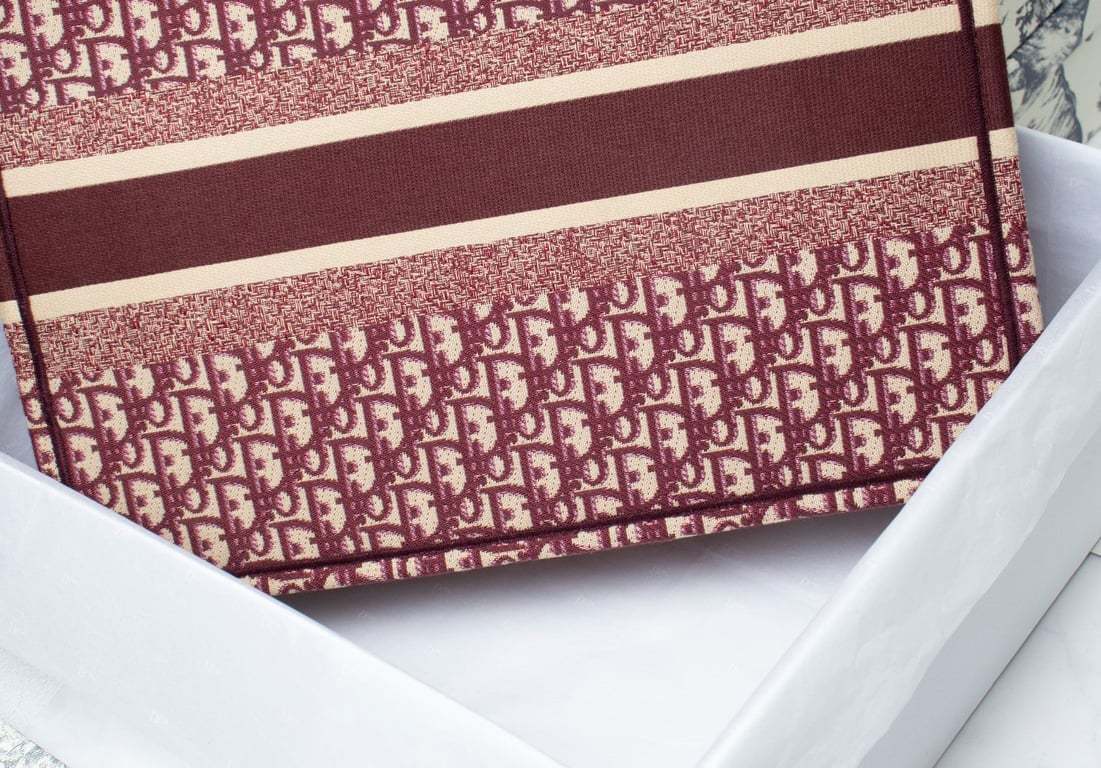 DIR LARGE BOOK TOTE OBLIQUE EMBROIDERY RED 42CM