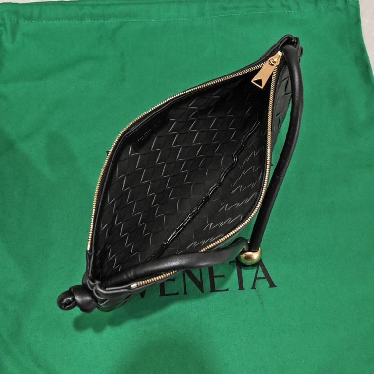 BOTTEGA VENETA MEDIUM TURN POUCH IN INTRECCIATO BLACK LEATHER