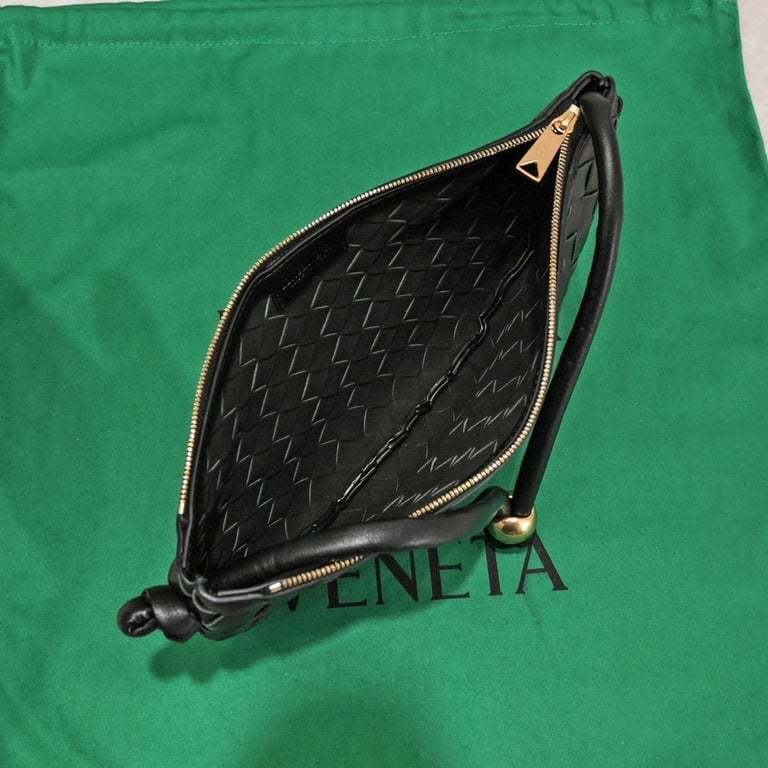BOTTEGA VENETA MEDIUM TURN POUCH IN INTRECCIATO BLACK LEATHER