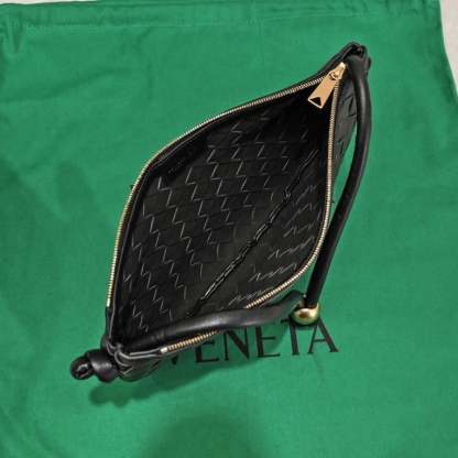 BOTTEGA VENETA MEDIUM TURN POUCH IN INTRECCIATO BLACK LEATHER