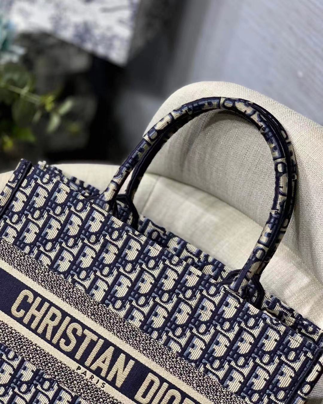 DOR MEDIUM BOOK TOTE BLUE DOR OBLIQUE EMBROIDERY 36CM M1296ZRIW M928