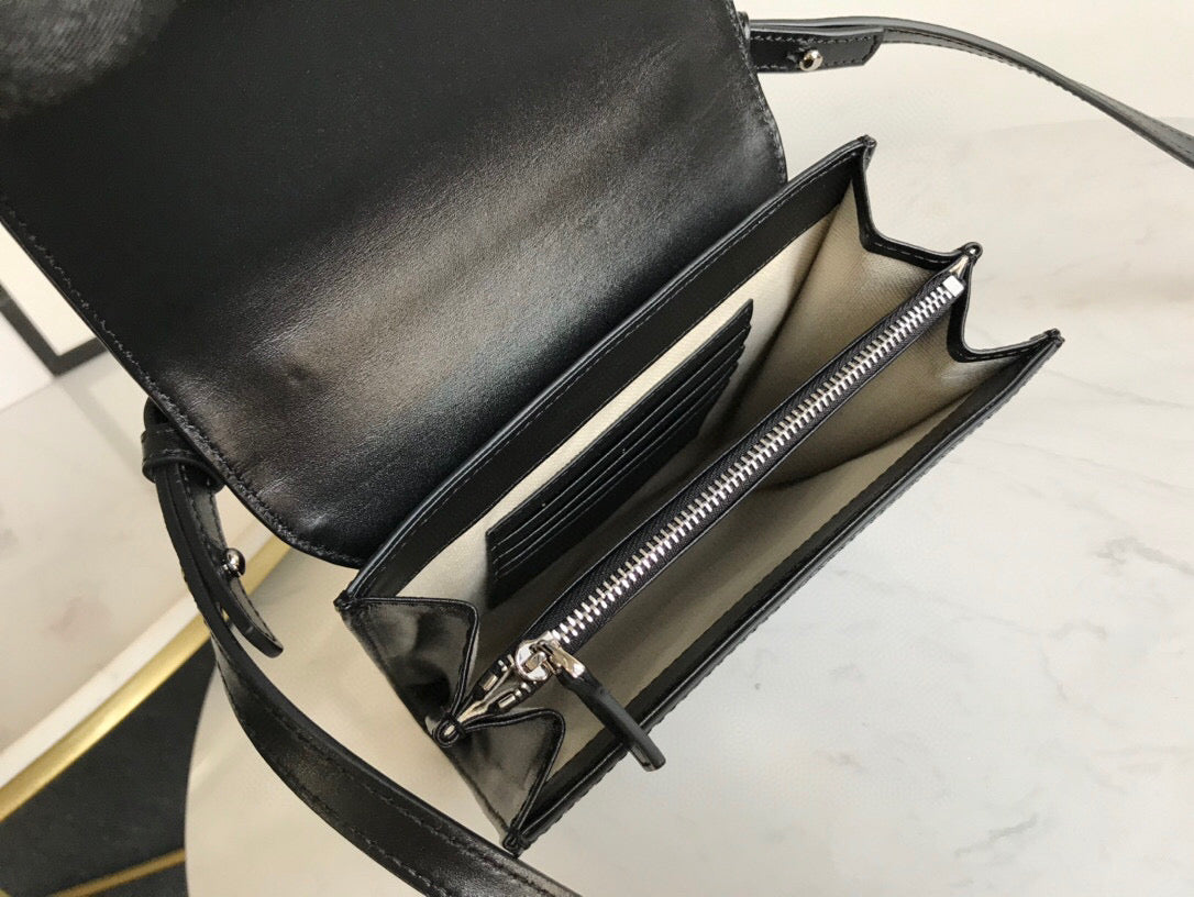 gg Embossed Messenger Bag Black gg Embossed For Men 8.1in/20.5cm gg 625782 1W3AN 1000465