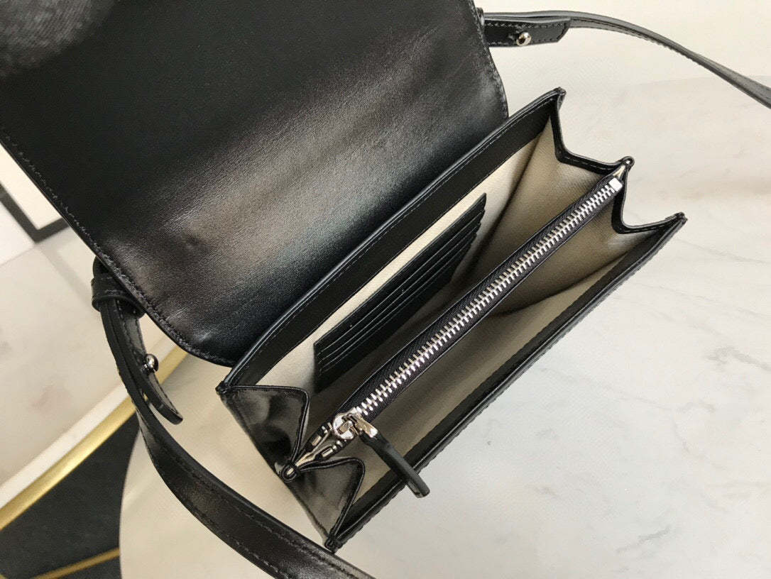 gg Embossed Messenger Bag Black gg Embossed For Men 8.1in/20.5cm gg 625782 1W3AN 1000465