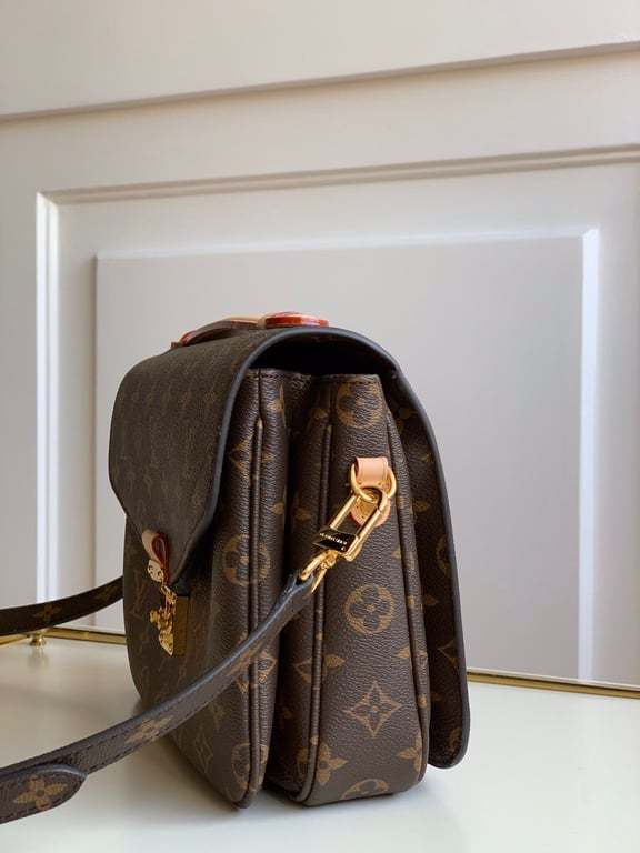 LUV MONOGRAM CANVAS POCHETTE METIS 25CM M44875