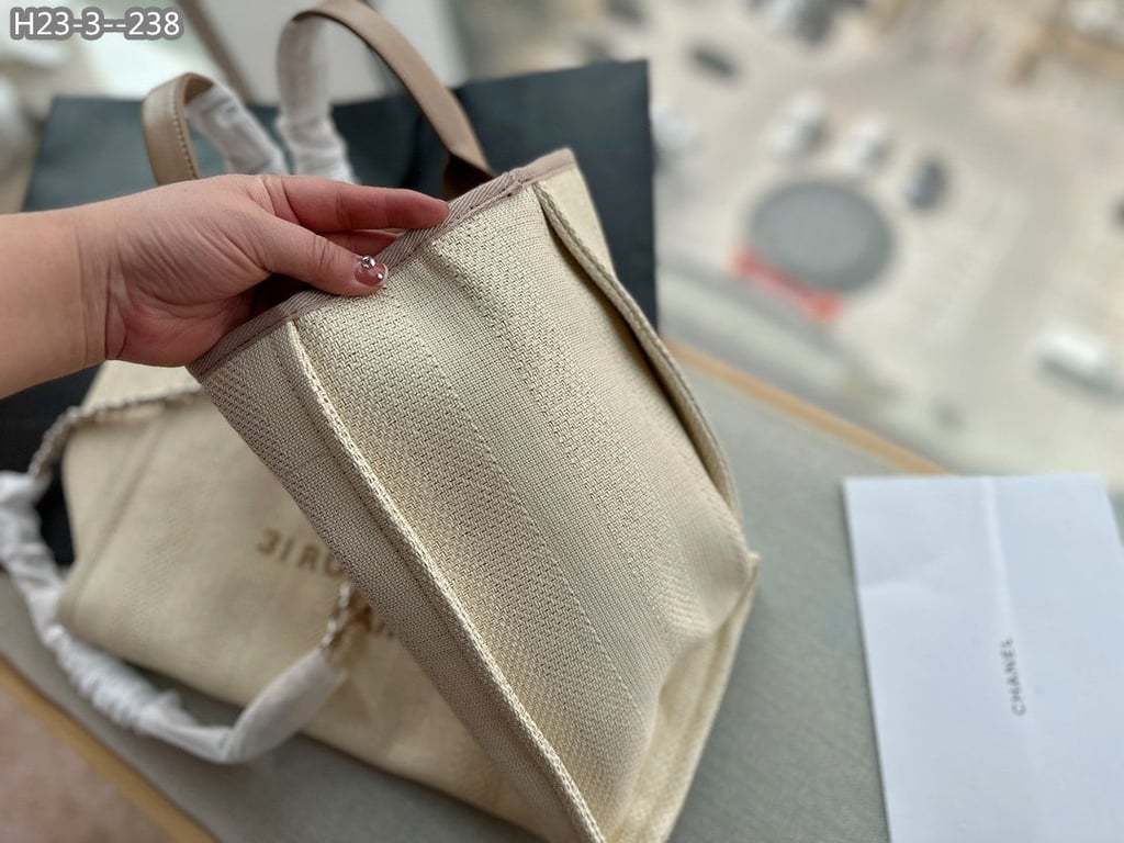 CHL 38CM BEIGE AND BROWN DEAUVILLE MEDIUM CANVAS