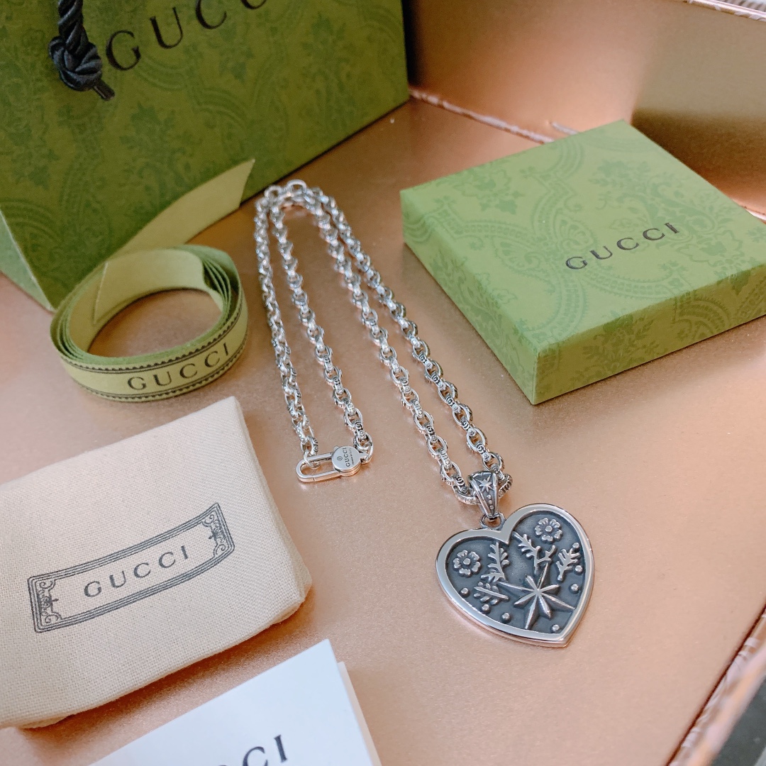 GG HEART NECKLACE