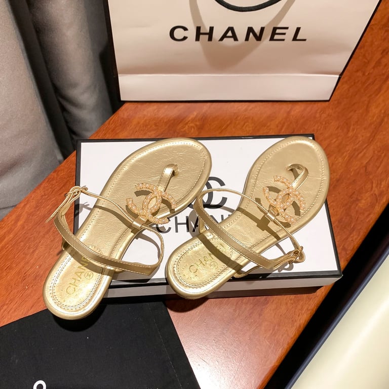 CHL GOLD PEARL CC LOGO GOLDEN THONG SANDALS