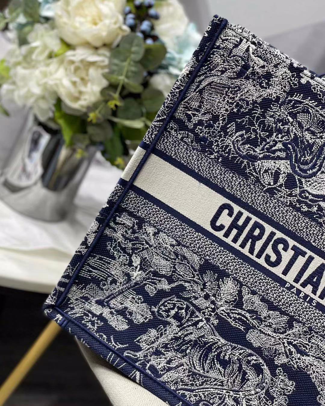 DOR LARGE BOOK TOTE BLUE TOILE DE JOUY REVERSE EMBROIDERY M1286ZRGO_M928