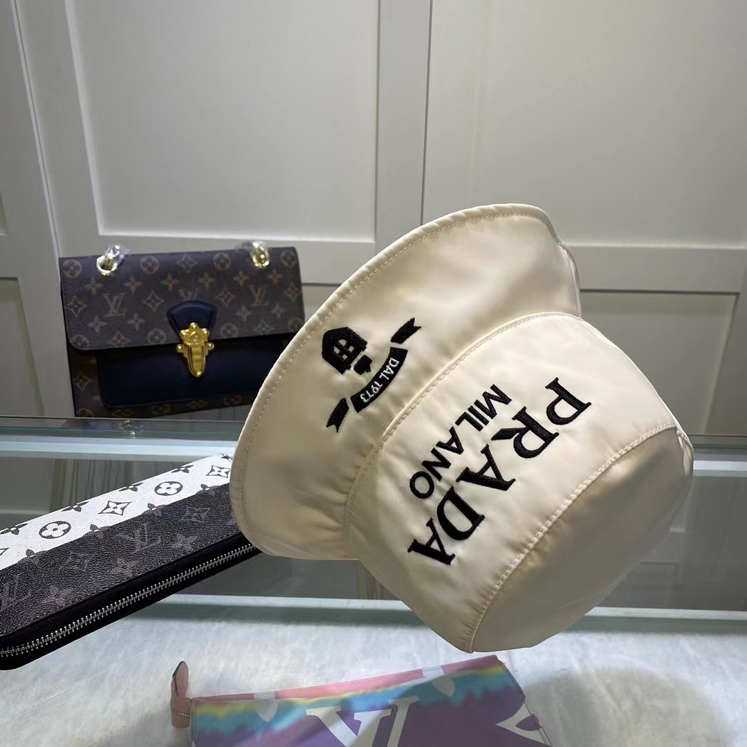 PD EMBROIDERED LOGO BUCKET HAT IN WHITE