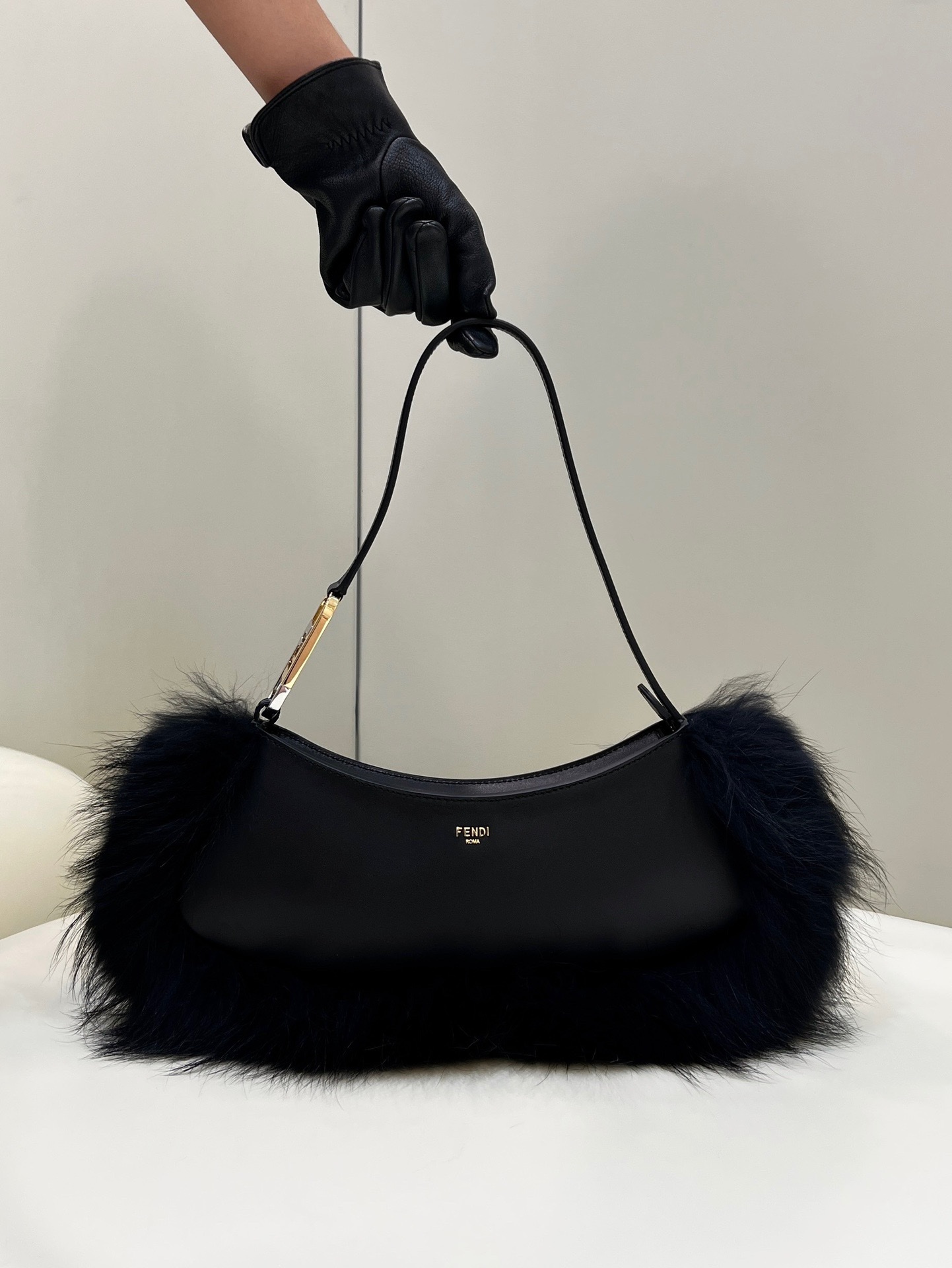 FD O'LOCK SWING CAMELLIA LEATHER AND FOX FUR POUCH BLACK 8BS068ALS9F1JU3
