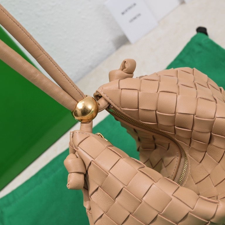 BOTTEGA VENETA MEDIUM TURN POUCH IN INTRECCIATO BEIGE LEATHER