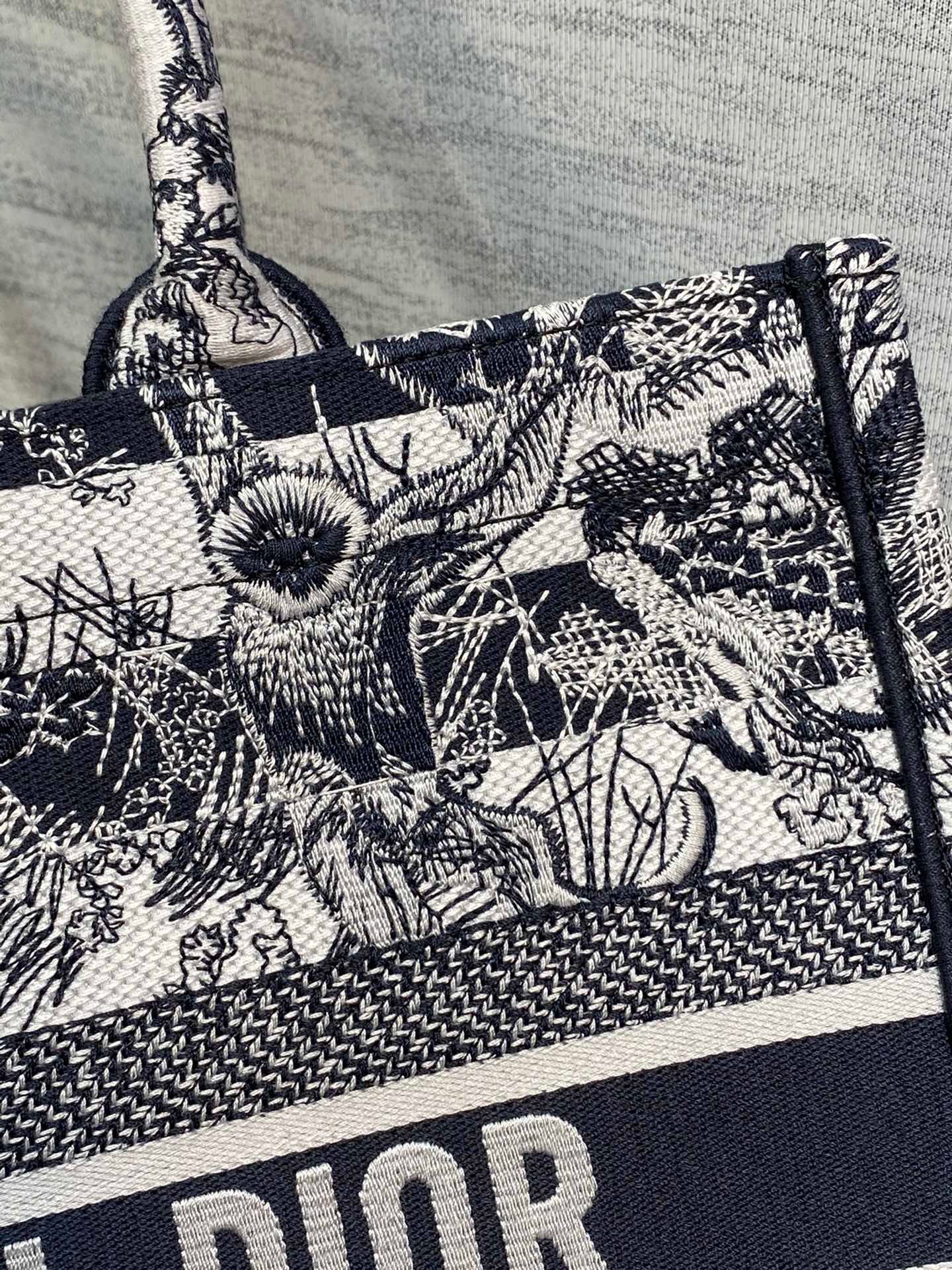 DOR MEDIUM BOOK TOTE NAVY BLUE TOILE DE JOUY STRIPES EMBROIDERY 36CM M1296ZRLP M928