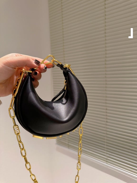 FD NANO GRAPHY BLACK LEATHER CHARM 19CM