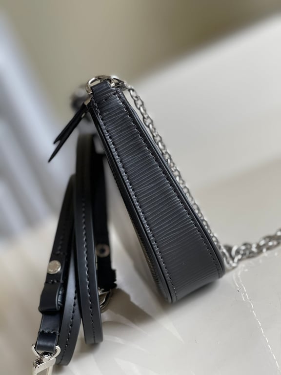 LUV EASY POUCH ON STRAP 19CM BLACK
