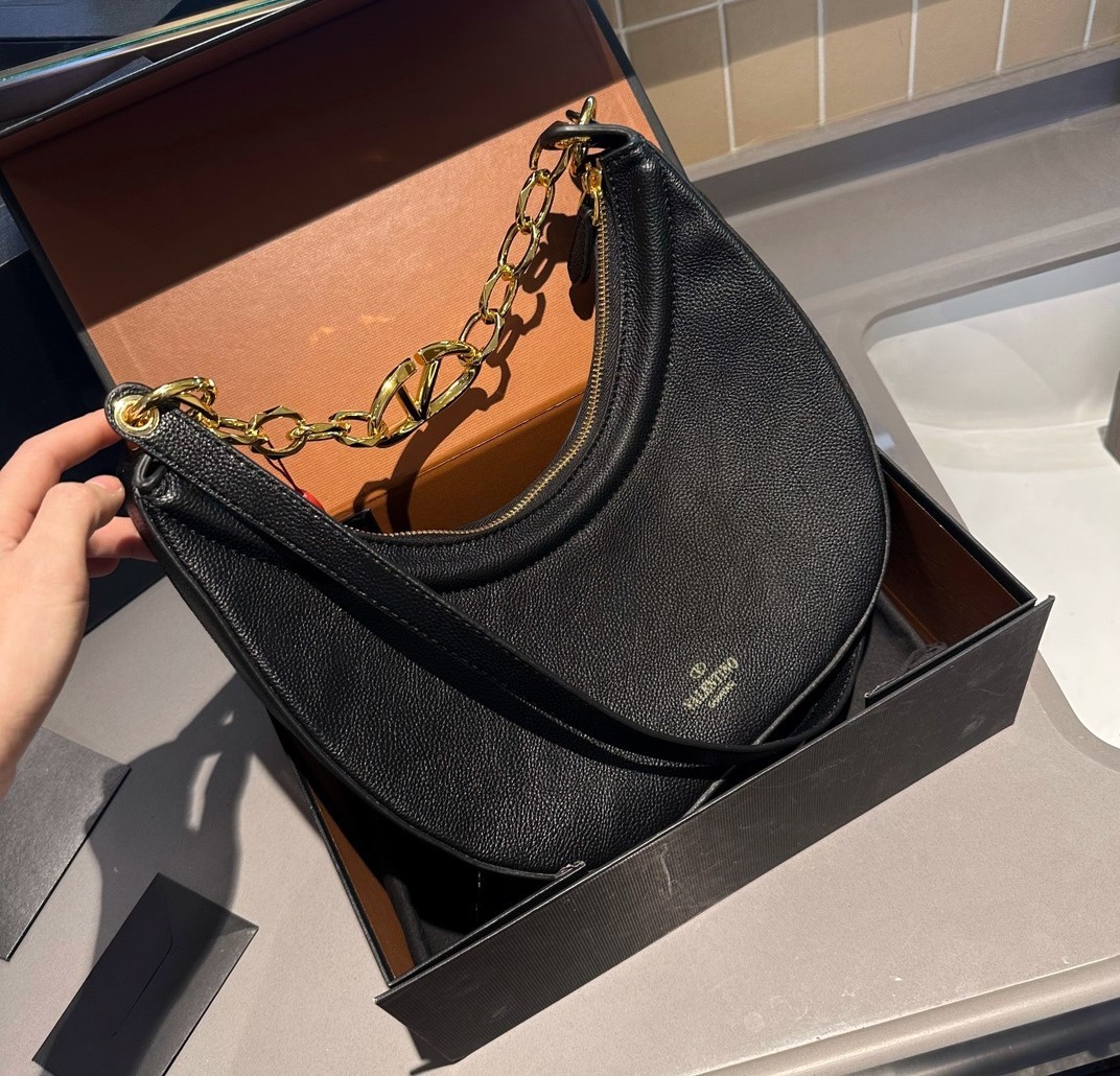 valen GARAVANI SMALL V LOGO GATE LEATHER TOP HANDLE BAG BLACK 24CM