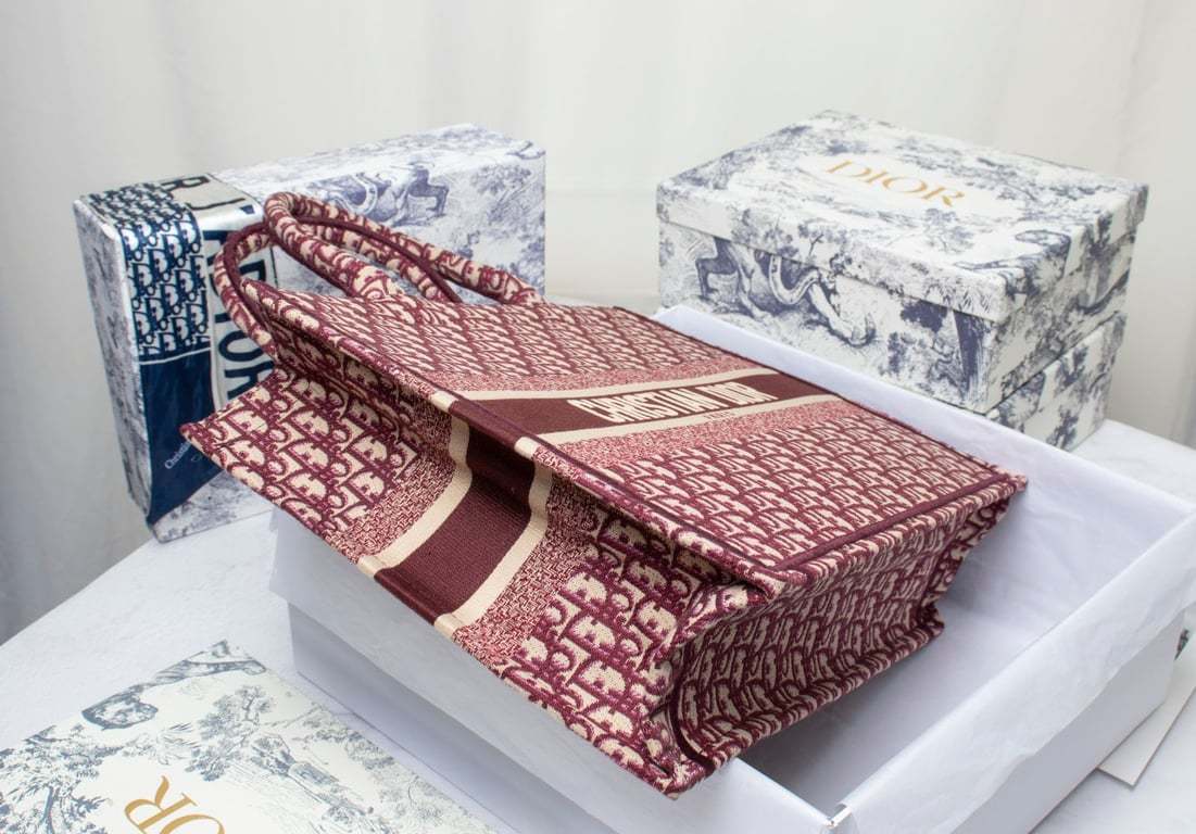 DIR LARGE BOOK TOTE OBLIQUE EMBROIDERY RED 42CM