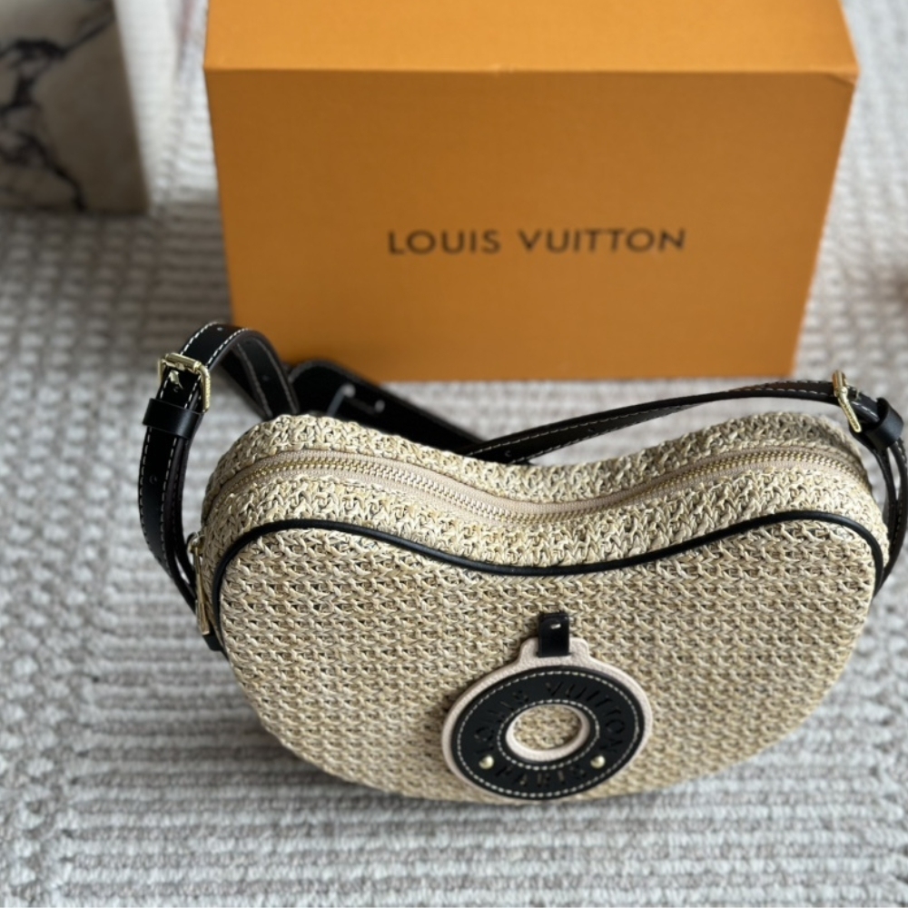 LV CROISSANT MM BLACK 26CM