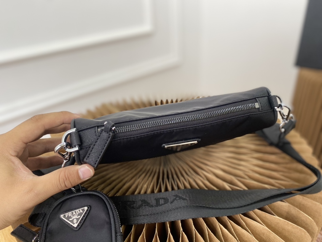 PR RE-EDITION 2000 RE-NYLON SHOULDER BAG 1BH046R064F0002VW11