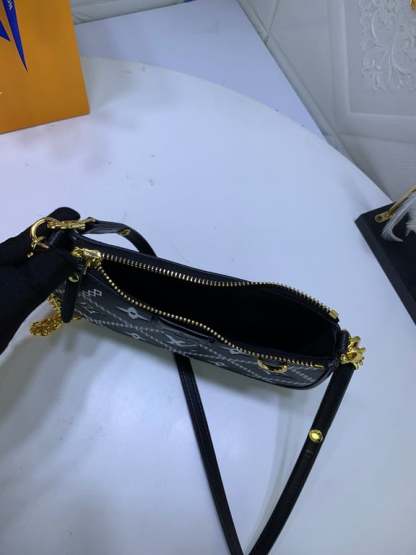 LUV EASY POUCH ON STRAP BLACK 19CM