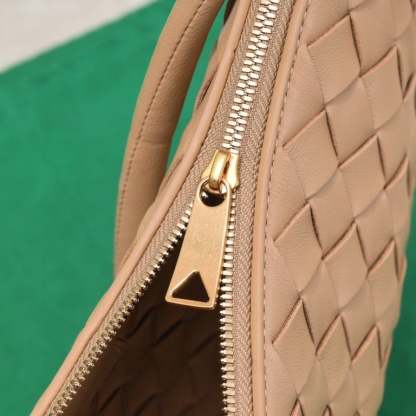 BOTTEGA VENETA MEDIUM TURN POUCH IN INTRECCIATO BEIGE LEATHER