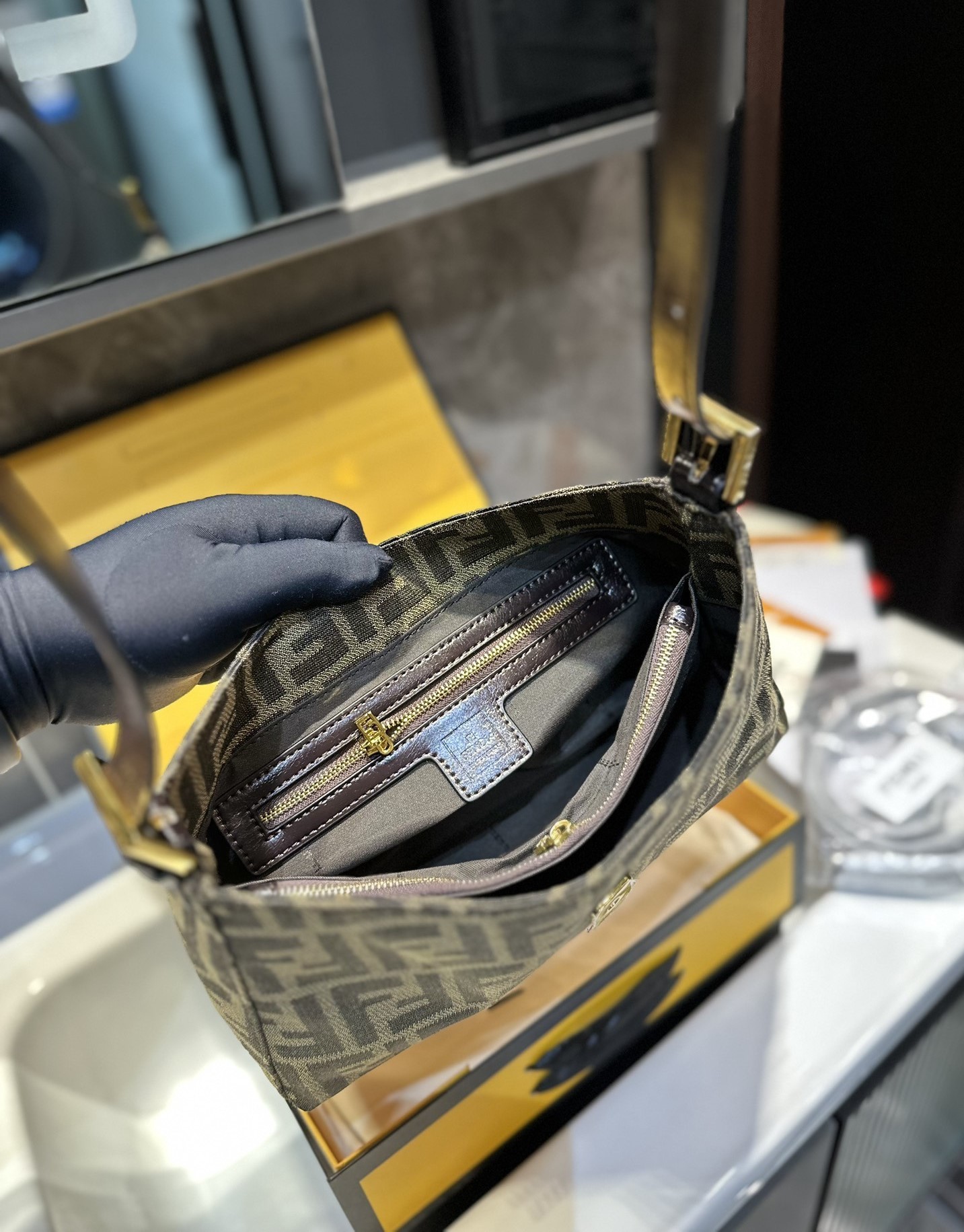 FD ZUCCA HANDBAG BROWN 24CM