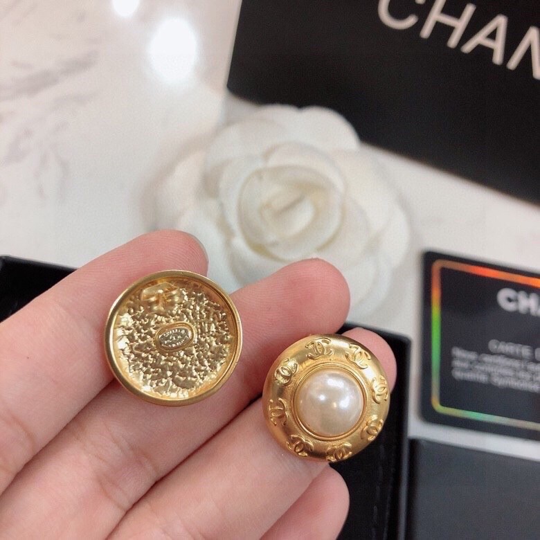 CC BUTTON GOLD EARRINGS