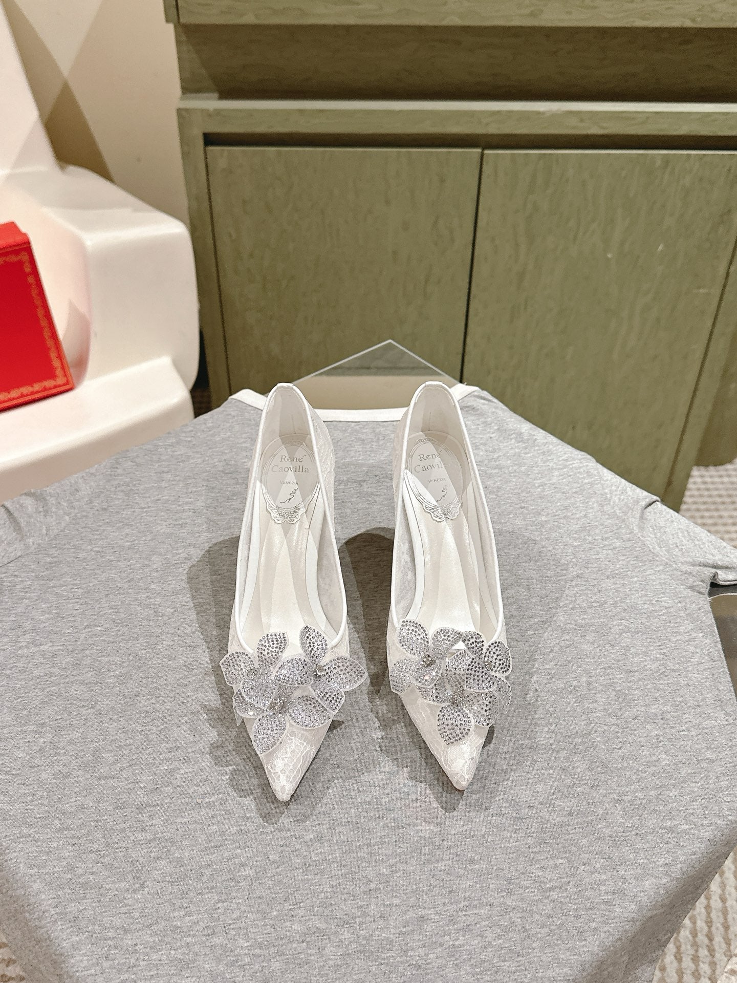 RC 25C Flower High Heel 7.5cm White Silk Rhinestones 268083