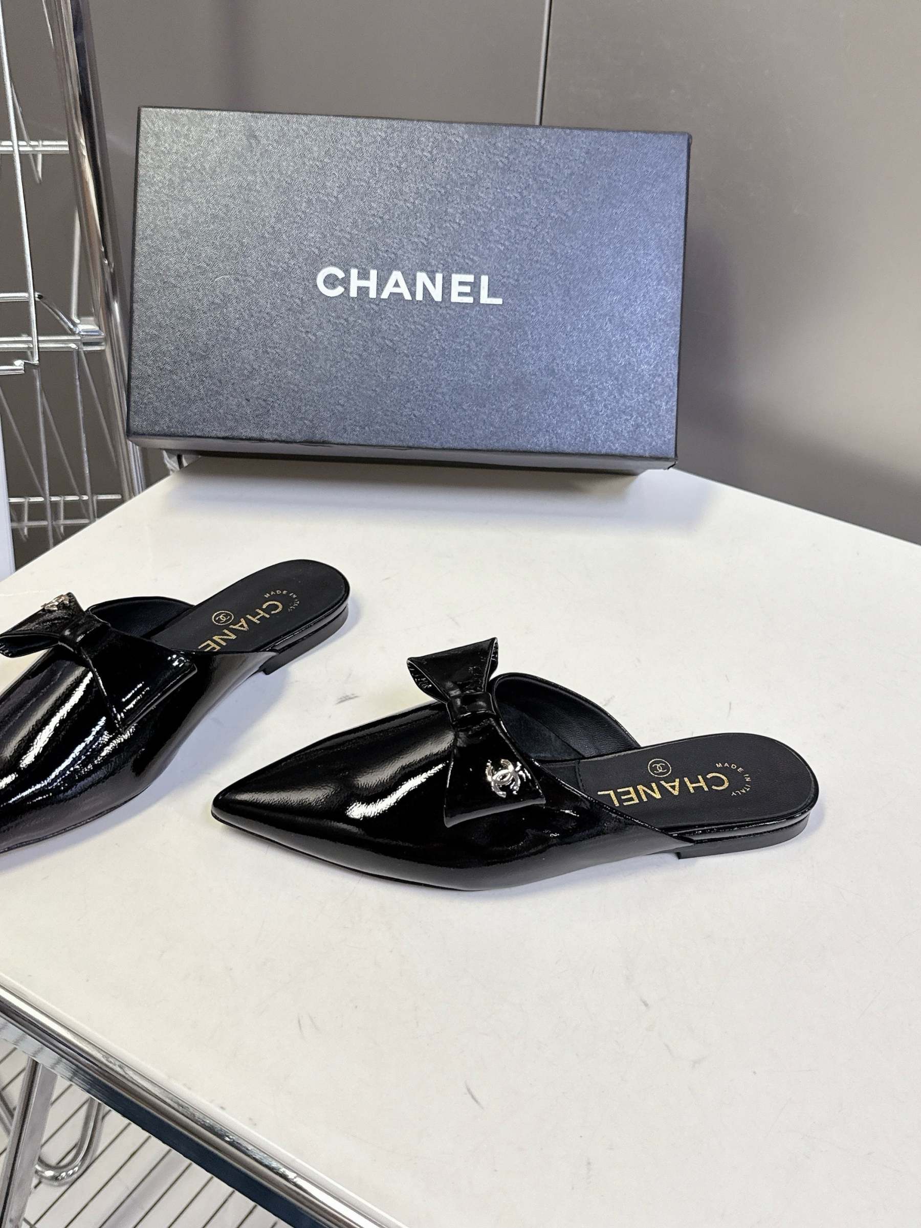 CC 25 Mules Black Calfskin Patent Leather 353925