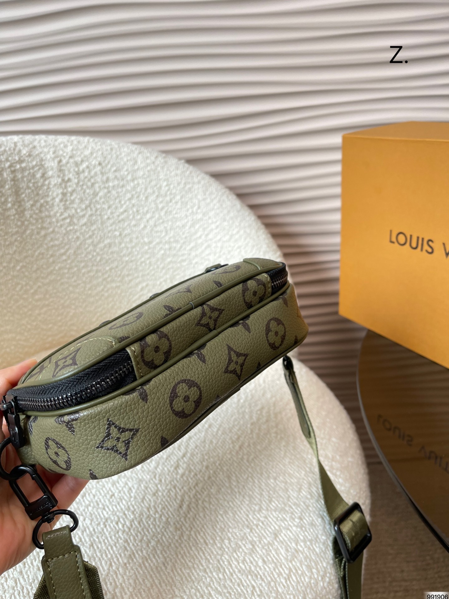 LV ALPHA WEARABLE WALLET GREEN 18CM