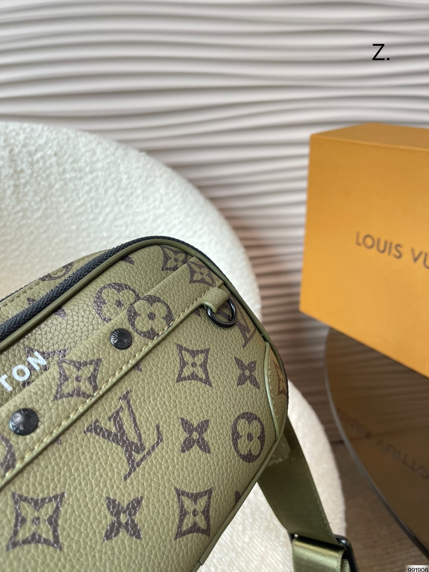 LV ALPHA WEARABLE WALLET GREEN 18CM