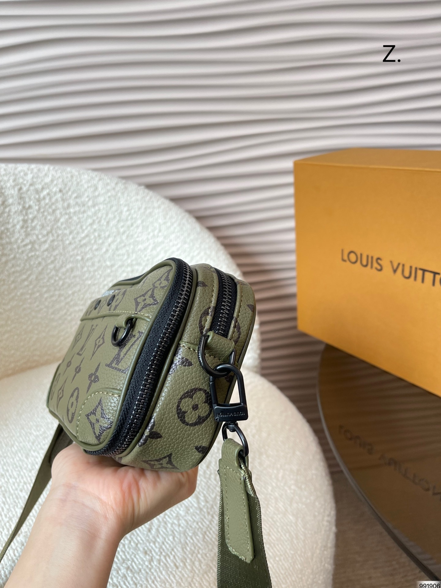 LV ALPHA WEARABLE WALLET GREEN 18CM