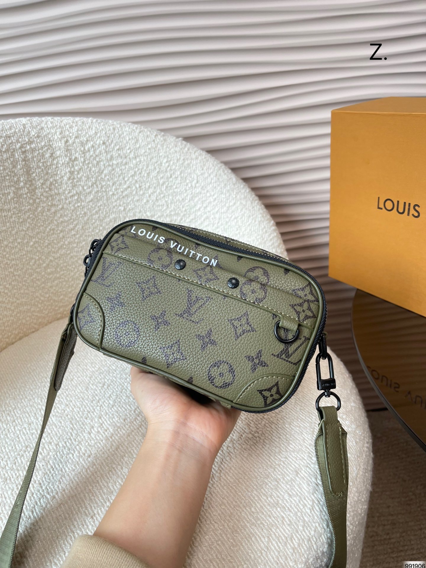 LV ALPHA WEARABLE WALLET GREEN 18CM