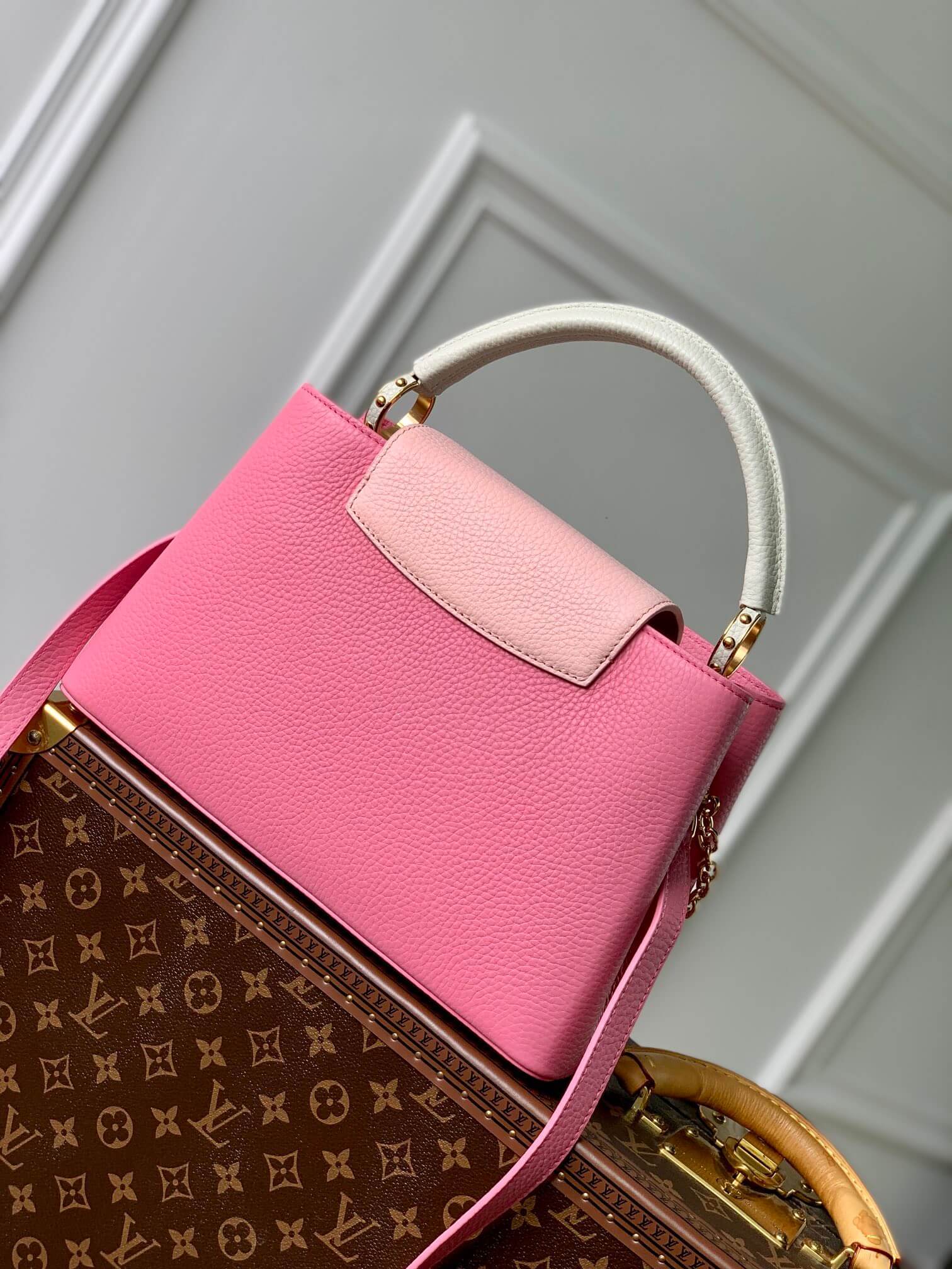 M22375 Capucines MM Taurillon 31.5cm pink COWHIDE/ REAL LEATHER