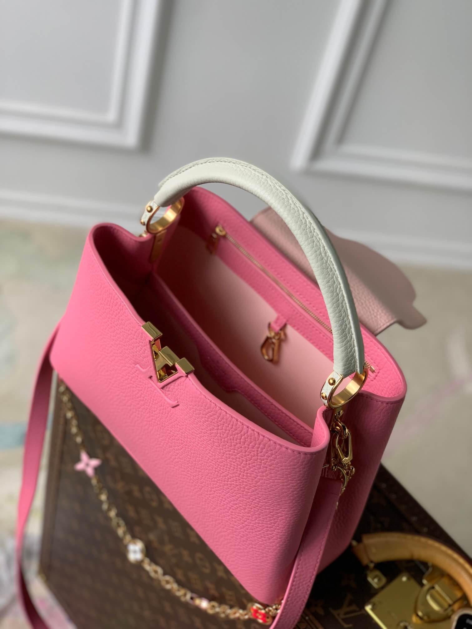 M22375 Capucines MM Taurillon 31.5cm pink COWHIDE/ REAL LEATHER