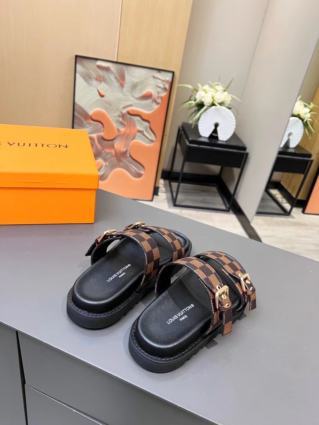 LUV WOMEN’S BOM DIA FLAT MULE BROWN
